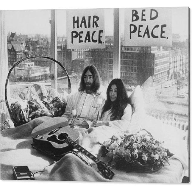 john-lennon-yoko-ono-in-their-bed-in-the-presidential-suite-of-the-hilton-hotel