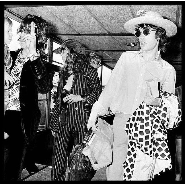 mick-jagger-at-london-airport-before-a-flight-to-copenhagen