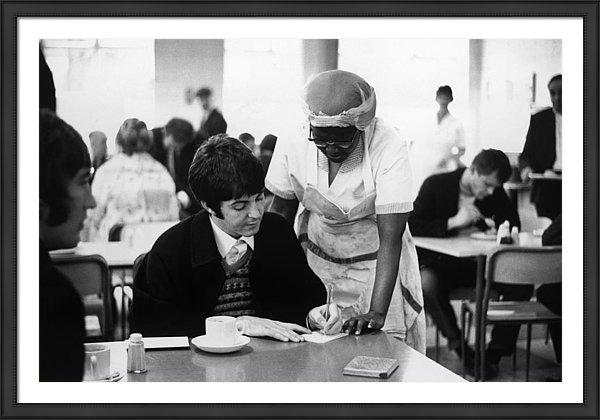 paul-mccartney-signs-an-autograph-for-a-fan-whilst-taking-refreshment