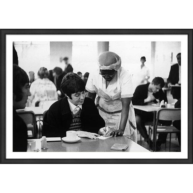 paul-mccartney-signs-an-autograph-for-a-fan-whilst-taking-refreshment