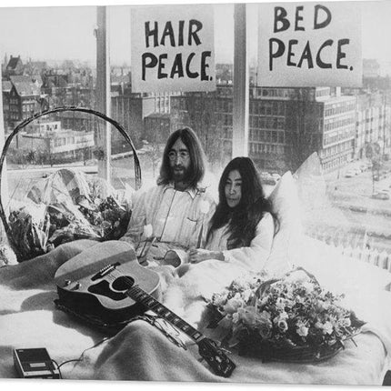 john-lennon-yoko-ono-in-their-bed-in-the-presidential-suite-of-the-hilton-hotel