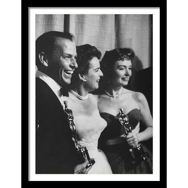 frank-sinatra-donna-reed-r-holding-oscars-framed-print