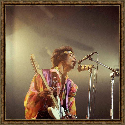 photo-of-jimi-hendrix-framed-print